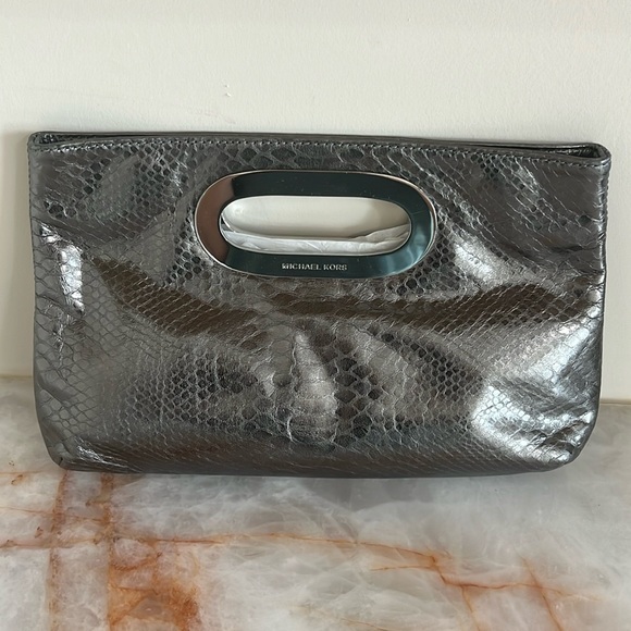 MICHAEL KORS EMBOSSED METALLIC SNAKESKIN SILVER GRAY CLUTCH - Picture 1 of 9